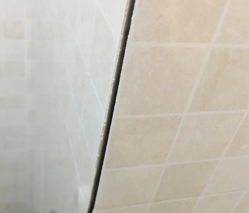 金平瓷砖空鼓维修公司分享阳台瓷砖脱落的修复过程可以分为以下几个步骤