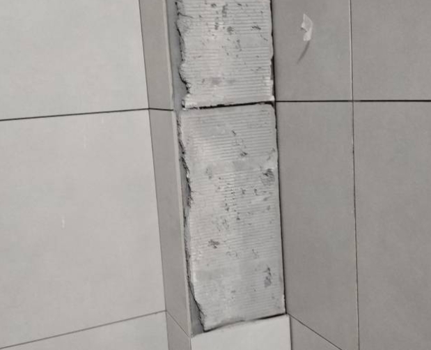金平瓷砖空鼓维修公司分享下瓷砖施工前基层浇水润湿程度不足，可能导致以下问题